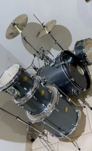 Vende-se Bateria acústica Michael Legacy