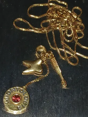 Cordão com pingente odonto, dente e escova 18k