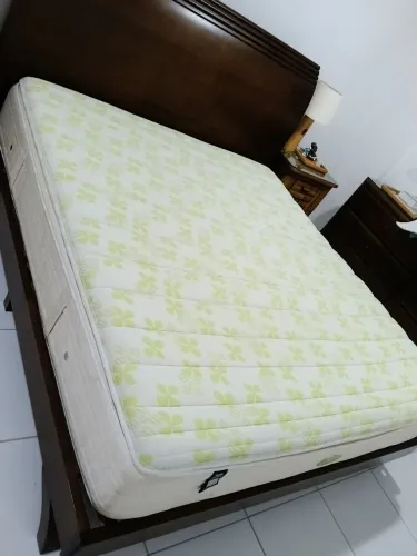 Cama King Madeira + Colchão King Simmons
