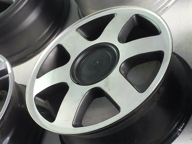 Roda aro 15 Volkswagen Polo Preta com diamantado fosco jogo 5X100