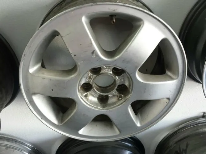 Roda aro 15 Prata Estrela VW Fox jogo 5X100 original de fábrica