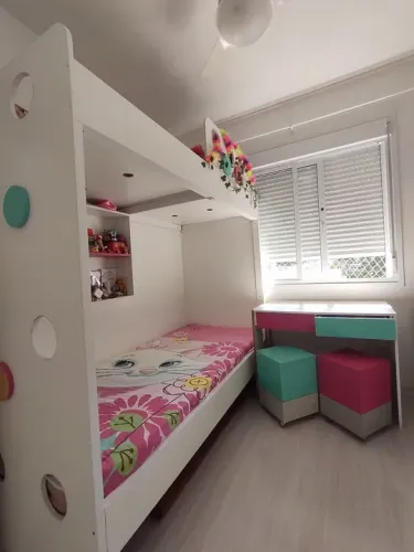 Cama Beliche c/ escrivaninha e assentos bau