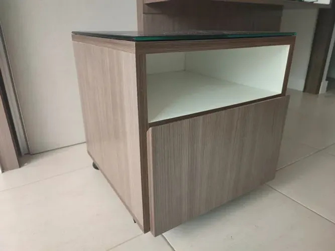 Mesa Cabeceira MDF TECA ITÁLIA rodízios em silicone, gavetão, nicho, tampo de vidro preto