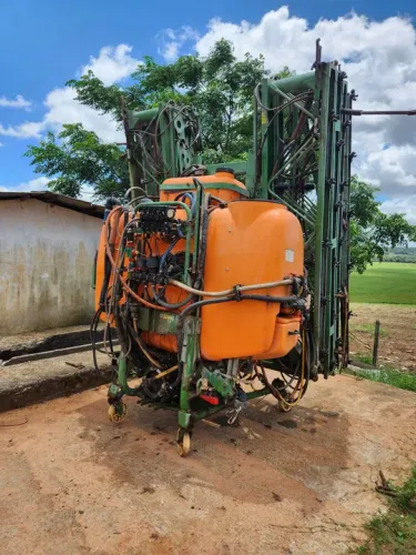 PULVERIZADOR STARA TITAN 2000L