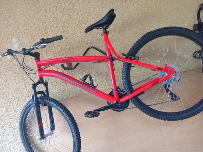 BICICLETA ARO 26 VERMELHA ROCKRIDER 50 NOVA SEM USO.