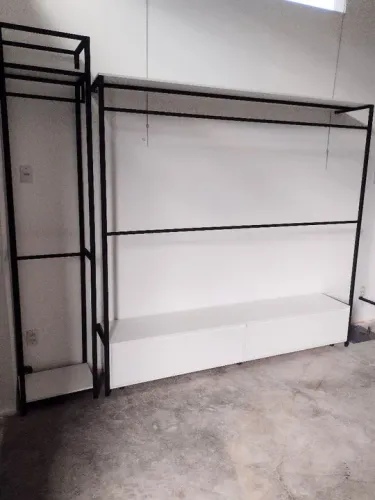 Arara de roupas com gaveteiro 