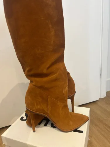 Bota Feminina de Couro Camurça caramelo - Salto Fino