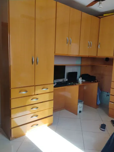 Guarda a roupa de madeira Maciça está em perfeito condições