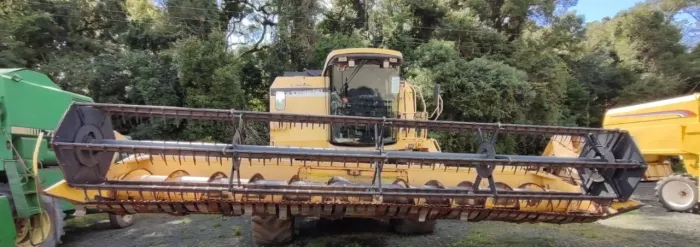 Colheitadeira New Holland - TC59, 23 pés. Fabricação 2004