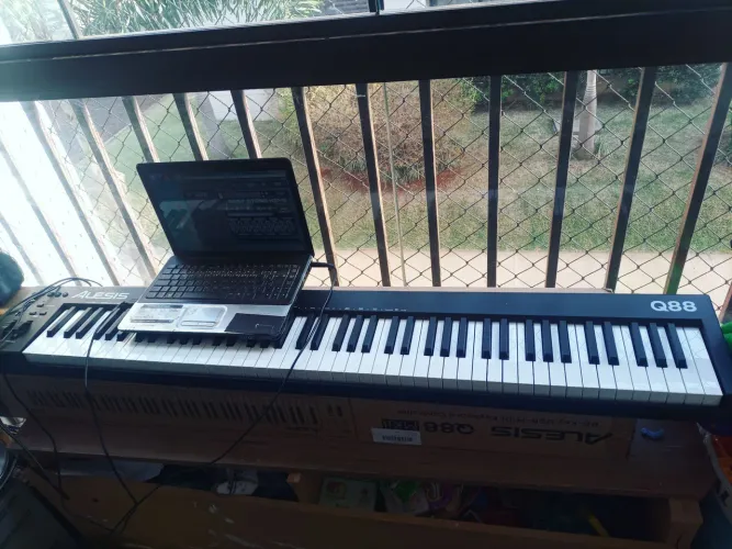 Teclado Controlador Alesis Q88 MK II