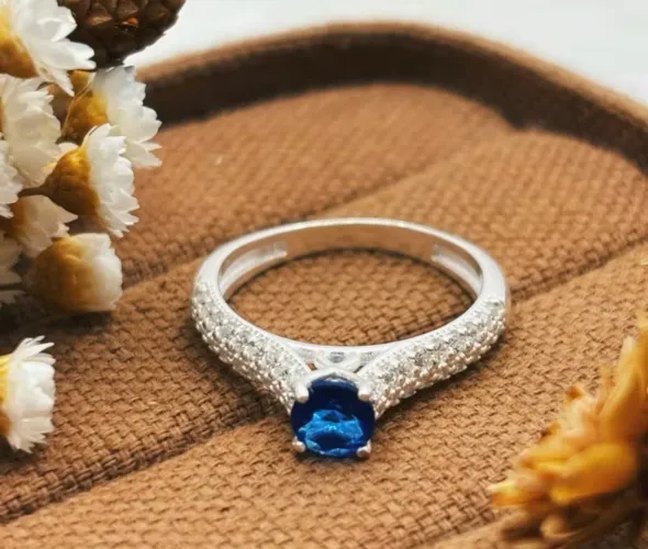 Anel Solitário Cravejado Com Zircônia Azul Em Prata