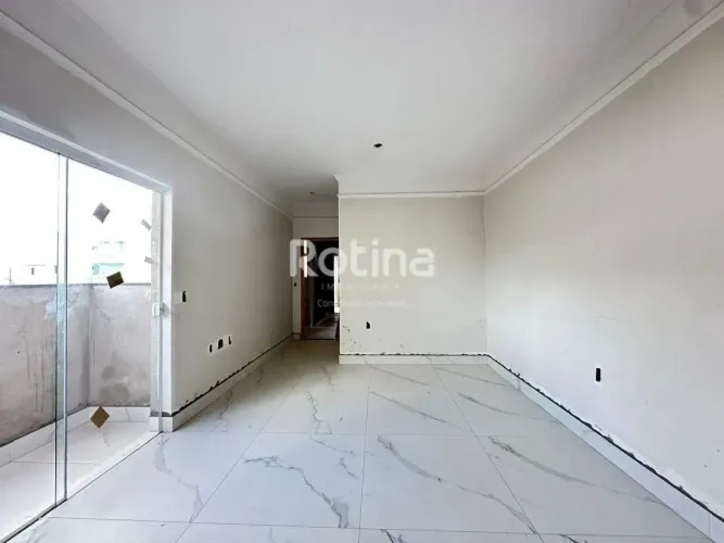 Apto no Santa Mônica, acabamento de primeira, elevador, 2quartos(suíte) ótima localização.