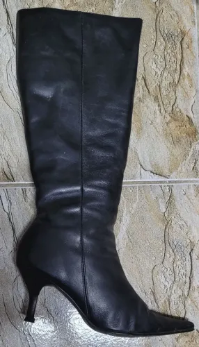 Bota de couro preta cano alto salto fino