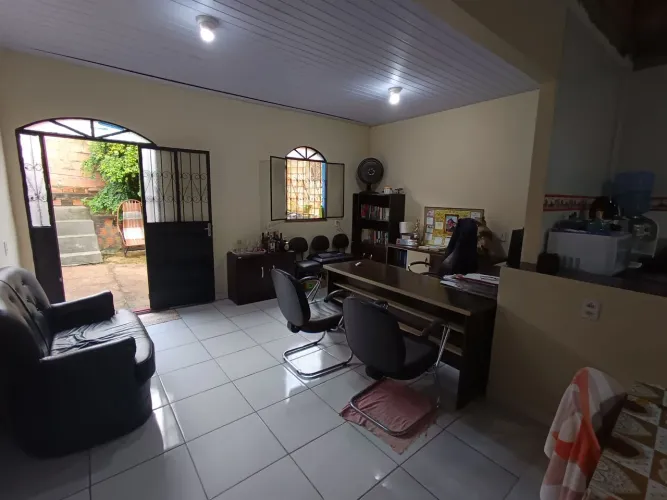// Casa com quintal e garagem no Jorge Teixeira