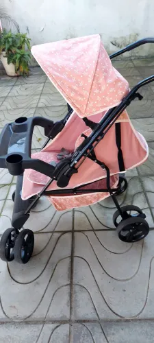Carrinho de bebê rosa com detalhes