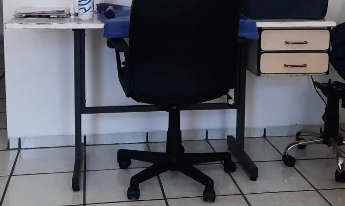 MESA DE ESCRITORIO COM DUAS GAVETAS