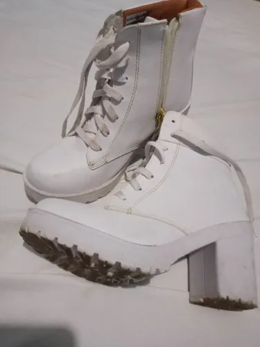 Bota feminina branca com solado Tratorado