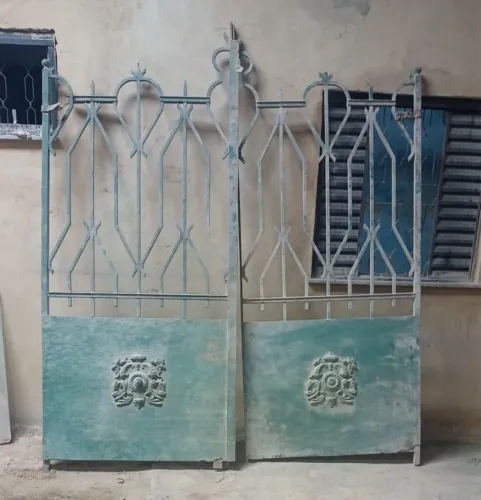 Portão de garagem em ferro maciço. 2,05 largura 2,10 altura