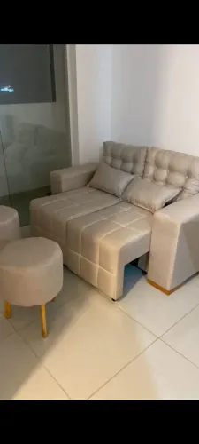 Sofá retrátil 1.50 com puffs e almofadinhas 
