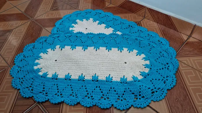 Jogo de tapetes de crochê artesanal azul e branco