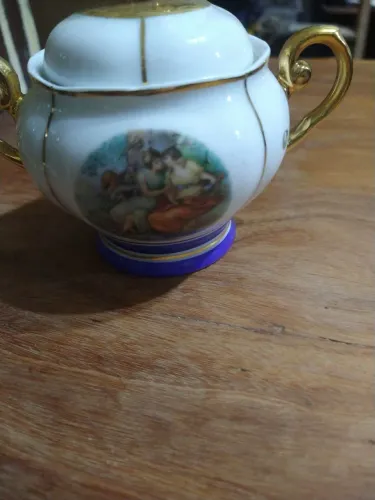Açucareiro de Porcelana Clássico com Detalhes Dourados