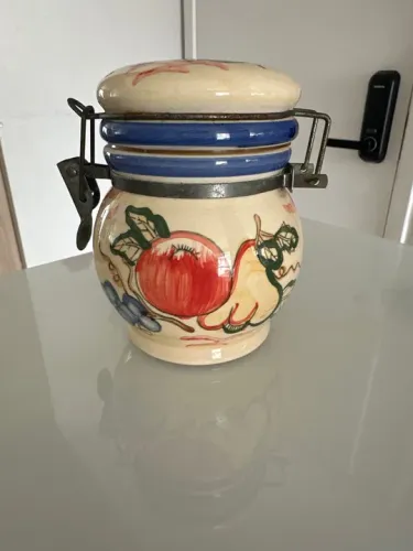 Pote Decorativo Vintage com Detalhes de Frutas