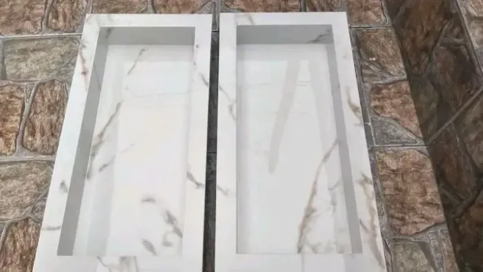 Nicho de porcelanato branco marmorizado. 