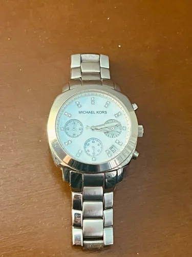Relógio Michael Kors  feminino com mostrador em madrepérola!