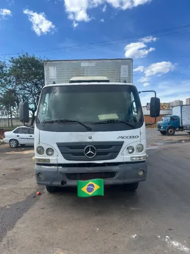Acello 1316 2018/18  trucado baú 35m3. MB OM 924 LA, 4 cilindros , 4,8 litros 156 cv 