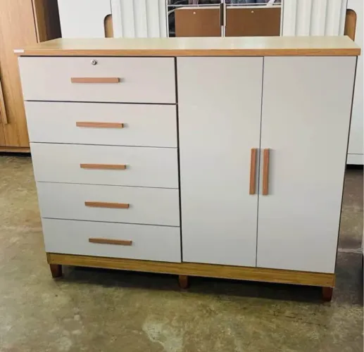 Cômoda com gavetas e portas - Design moderno