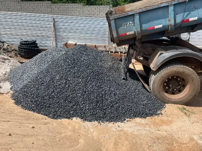Areia, Brita, Aterro, Terra preta e massa de asfalto.
