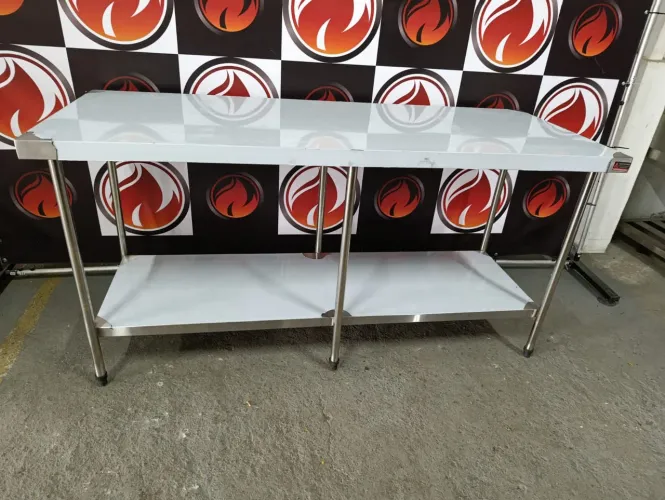 Mesa lisa toda no aço inox 430 com prateleira inferior nova sem uso temos a pronta entrega