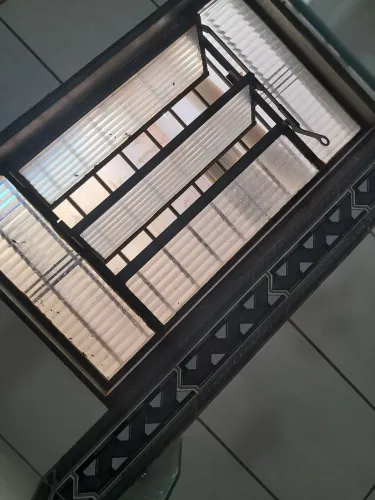 Vitro com grade e vidro.