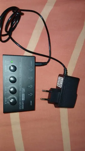 Amplificador de fones de ouvido Behringer 4 canais , barato , oportunidade.