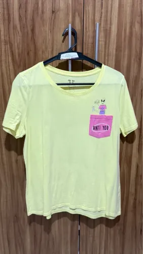 Camiseta Amarela ?Anti You? com Bolso Rosa - Tam. G
