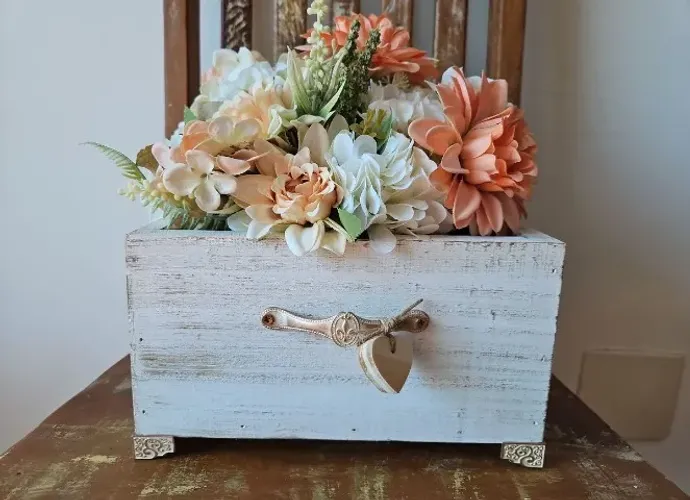 Caixote com flores decorativo
