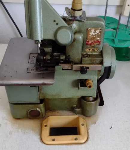 Maquina Overlock 3 fios T-103 Lubrificação Semi Automatica