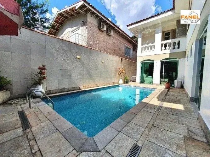 Casa com piscina no Jardim Leonor