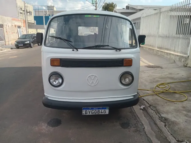 Konbi, na cor branca.