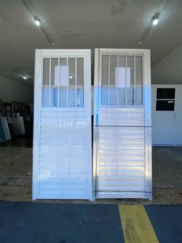 PORTAS DE ALUMÍNIO COM JANELINHA E GRADE