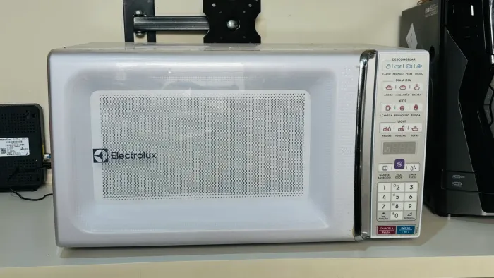 Vendo Microondas Electrolux 34L branco em perfeito funcionamento 