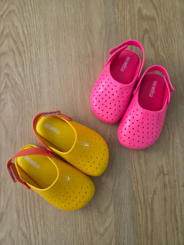 sandália mini melissa gêmeas rosa e amarela
