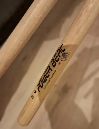 01 par de baquetas de BATERIA 7A POWER BEAT em Hickory (Nogueira) - BY LOS CABOS