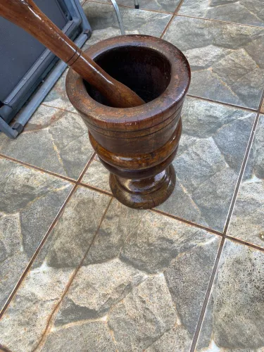 Pilão  de madeira maciça com mão