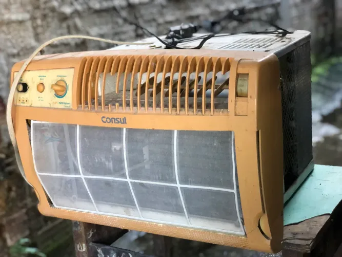 Vendo ar condicionado por 400,00! obs está funcionando perfeitamente, aceito uma oferta!!