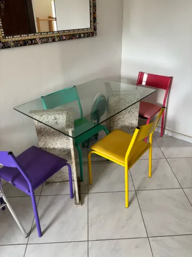 Conjunto de mesa e cadeiras