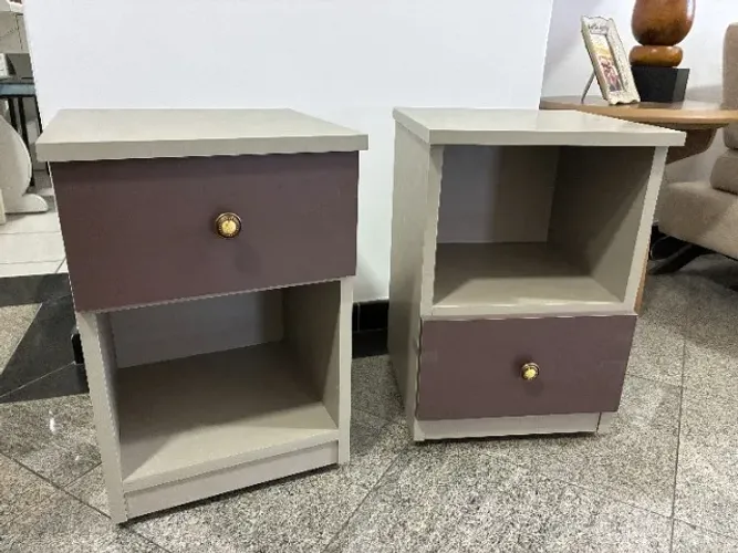 kit 2 mesas de cabeceira seminovas com gaveta e rodinhas