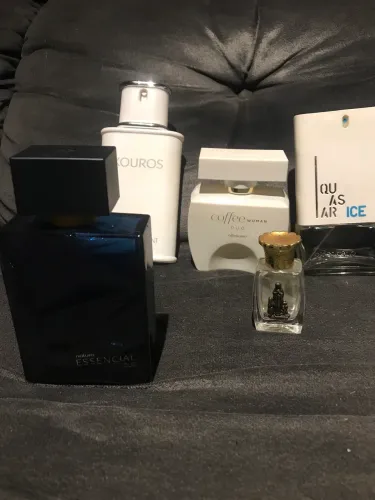 Vidros vazios de perfume 