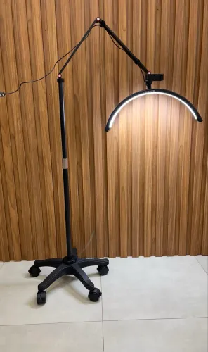 LUMINÁRIA PRA ESTÉTICA COM 3 TOM E COM SUPORTE COM RODINHA ?