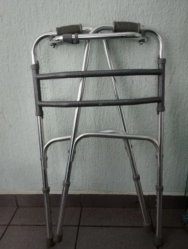 Andador geriátrico